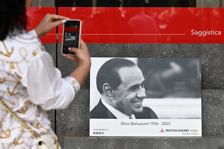 صورة سيلفيو برلسكوني تحت أروقة كاتدرائية في ميلانو
