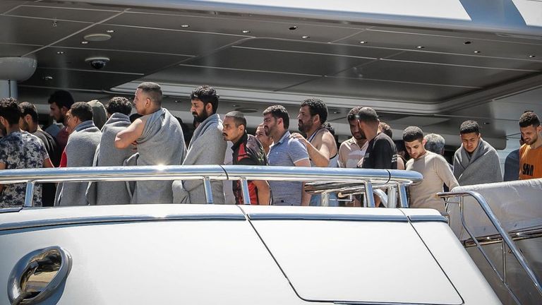 سيارات الإسعاف والإطفاء في مكان الحادث