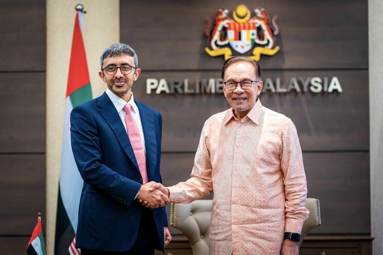 جانب من لقاء الشيخ عبدالله بن زايد آل نهيان وملك ماليزيا