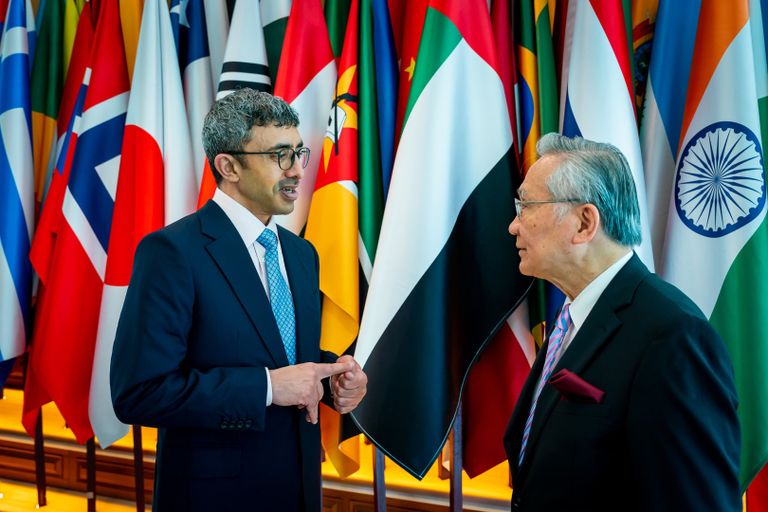 جانب من لقاء الشيخ عبدالله بن زايد آل نهيان والمسؤول التايلاندي