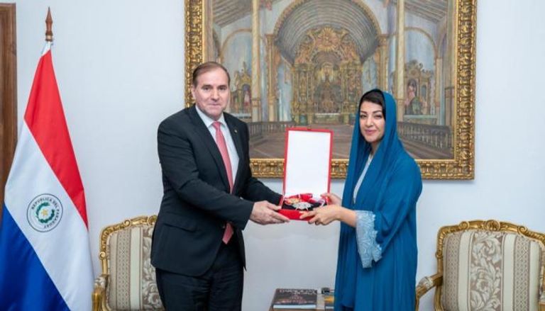 ريم الهاشمي تحصل على وسام الاستحقاق الوطني لبارغواي