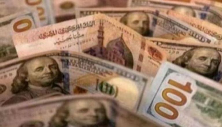 أوراق نقدية مصرية ودولار أمريكي - أرشيفية