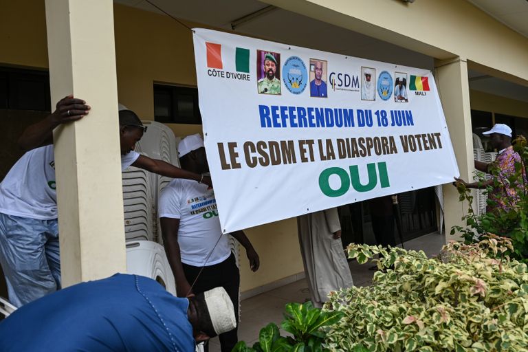 مارة يقرؤون عناوين الصحف في باماكو