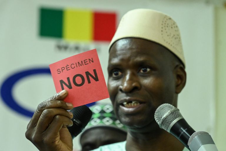 مارة يقرؤون عناوين الصحف في باماكو