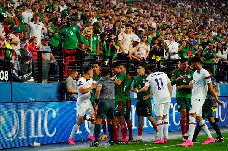 جانب من مباراة منتخب أمريكا والمكسيك