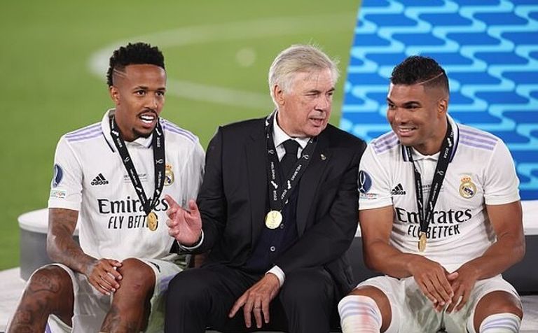 أنشيلوتي مع كاسميرو وميليتاو لاعبي منتخب البرازيل