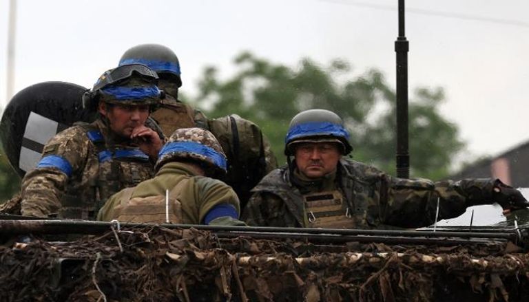  عسكريون أوكرانيون يركبون فوق عربة ناقلة جند في منطقة زابوريجيا - فرانس برس