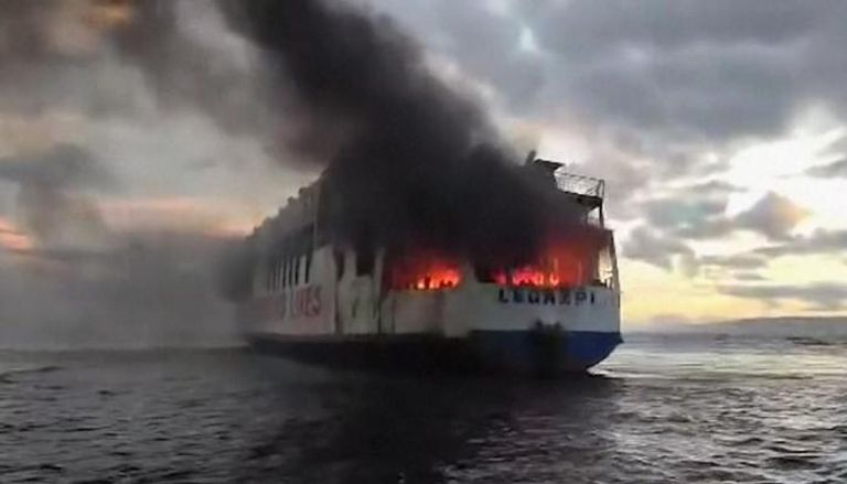 نجاة 120 في حريق سفينة الفلبين.. مدافع المياه تخمد النيران (فيديو)