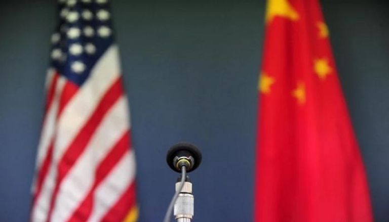 العلم الصيني وبجواره العلم الأمريكي