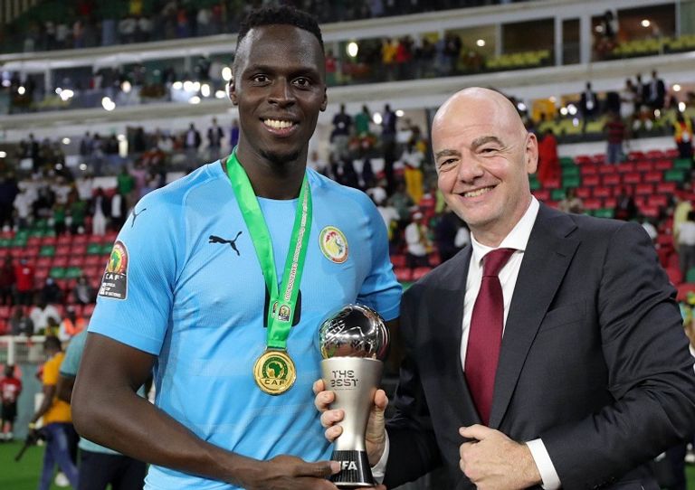 رئيس الفيفا يسلم ميندي جائزة ذا بيست لأفضل حارس مرمى في 2021 إدوارد ميندي حارس مرمى تشيلسي