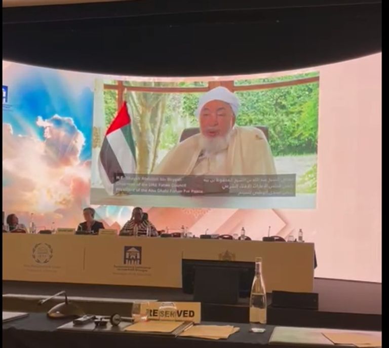 العلّامة عبدالله بن بيّه خلال المؤتمر