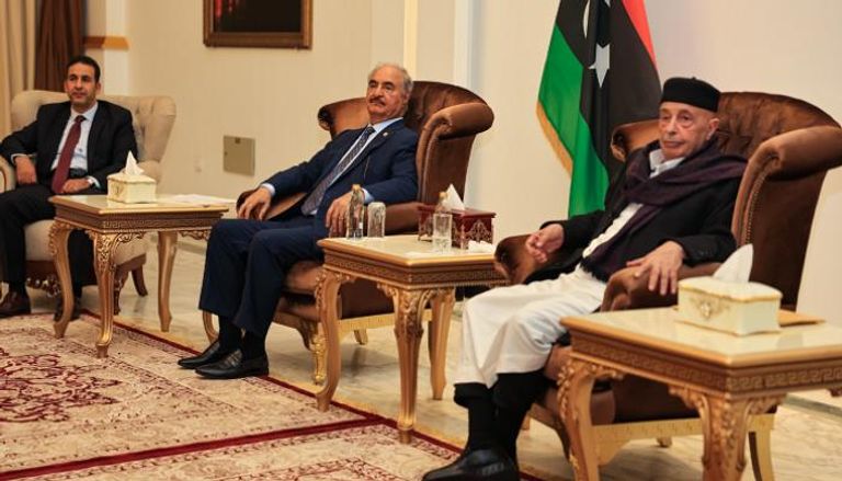 جانب من لقاء سابق بين قائد الجيش الليبي حفتر ورئيس البرلمان عقيلة صالح