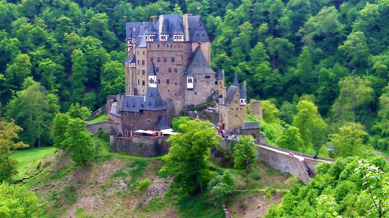 قلعة "Burg Eltz" أحد أماكن السياحة في وادي موسيل للعوائل السياحة في وادي موسيل.. أماكن طبيعية خلابة تجذب السياح