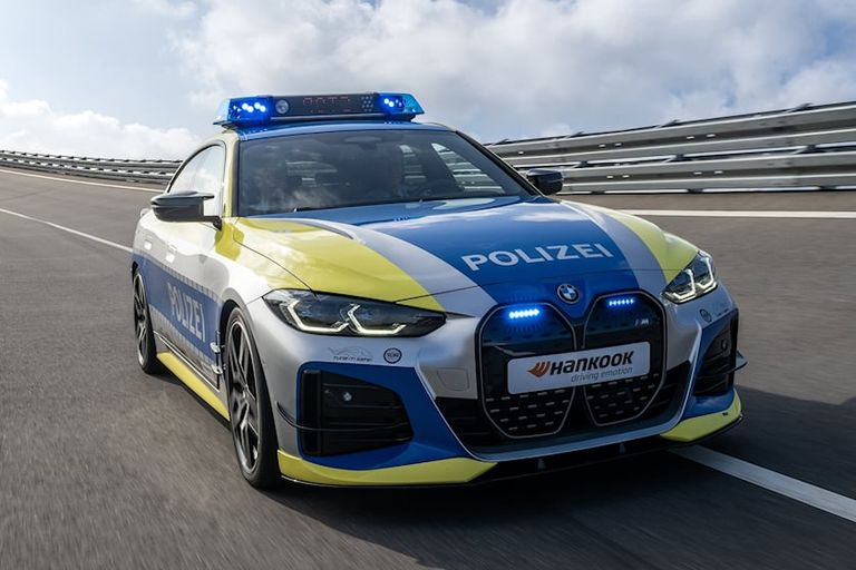 BMW i4 ألفا روميو Giulia Quadrifoglio