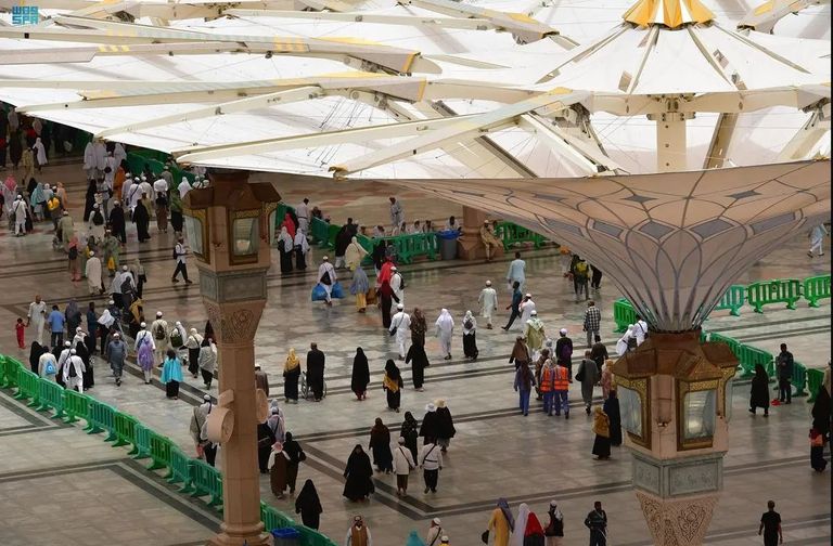 ضيوف الرحمن في المسجد النبوي - أرشيفية