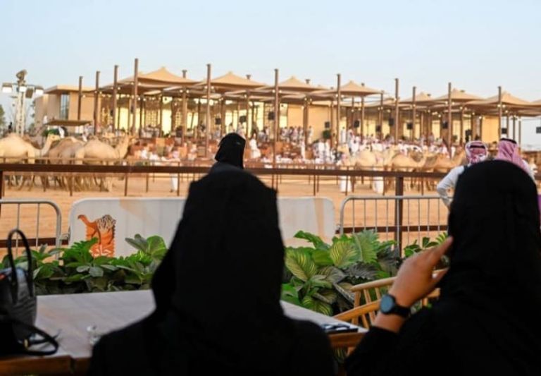 جمهور كبير من النساء في جادة الإبل بتبوك