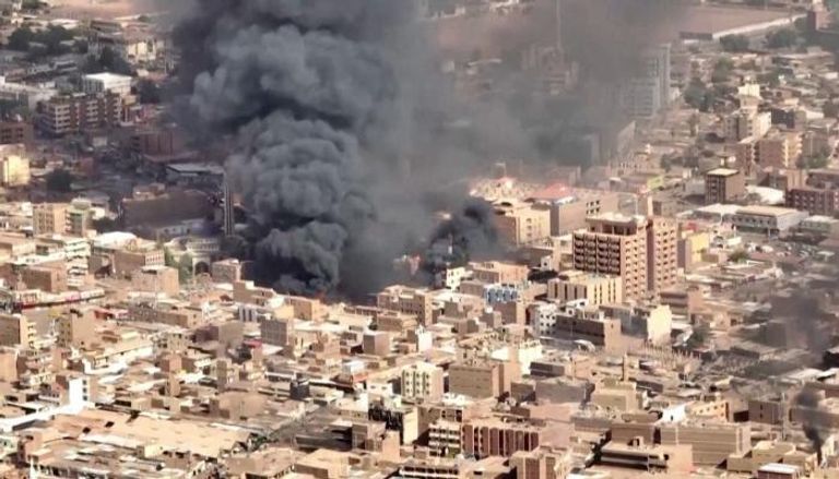 أعمدت الدخان تتصاعد في العاصمة الخرطوم حيث يدور القتال وسط الأحياء السكنية