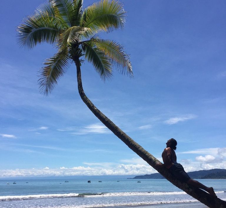 شباب يمارسون اليوغا - تعبيرية