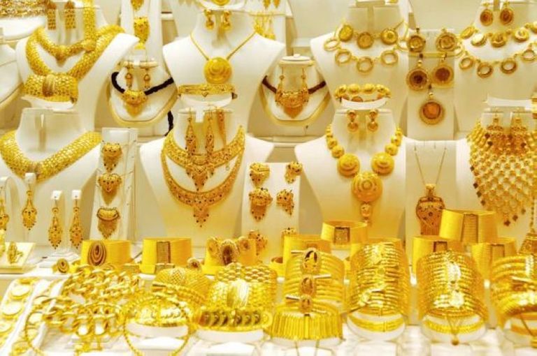 أسعار الذهب اليوم في الجزائر محال للصاغة يعرض مشغولات ذهبية - أرشيفية
