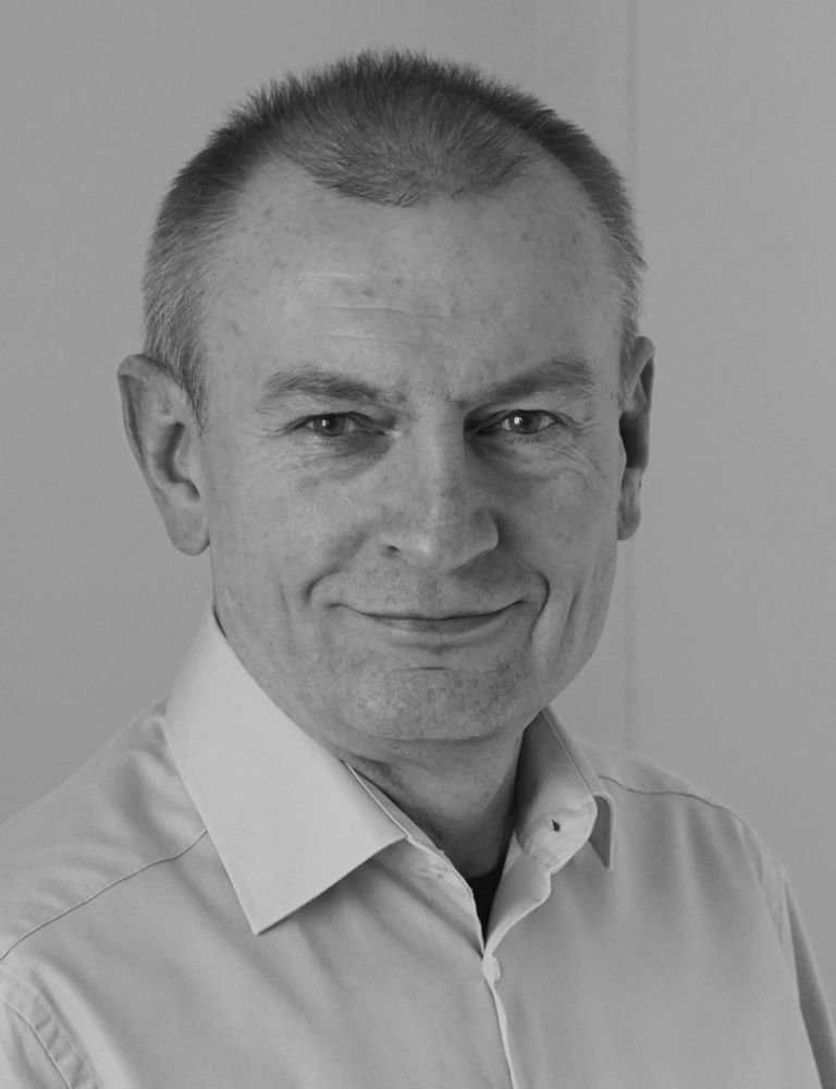 مايكل دبليو شميدت، أستاذ علوم التربة والكيمياء الحيوية بجامعة زيورخ، والباحث المشارك بالدراسة إحدى الباحثات المشاركات بالدراسة أثناء إجراء التجارب