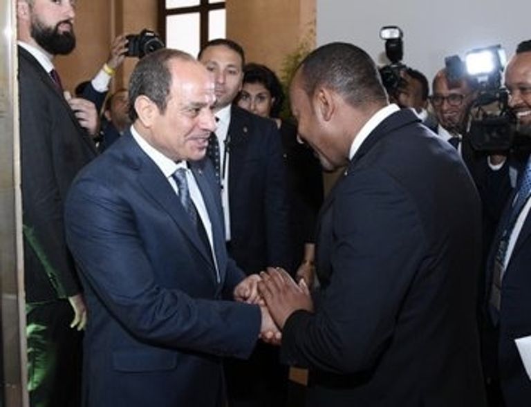 صورة متداولة من لقاء السيسي وآبي أحمد