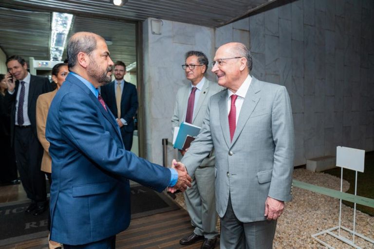 موانئ دبي تدعم مشاريع التحوّل إلى الطاقة الكهربائية في البرازيل