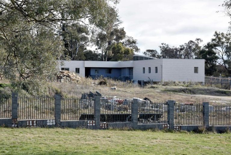 مبنى البرلمان الأسترالي وأمامه موقع بناء سفارة موسكو الجديدة