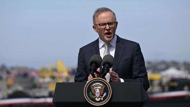 مبنى البرلمان الأسترالي وأمامه موقع بناء سفارة موسكو الجديدة