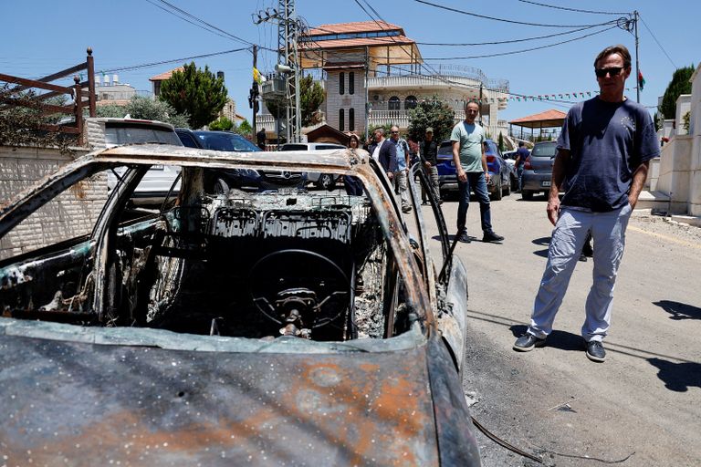 آثار اعتداءات مستوطنين إسرائيليين على الفلسطينيين وفد أوروبي يعاين منزلا فلسطينيا أحرقه مستوطنون إسرائيليون
