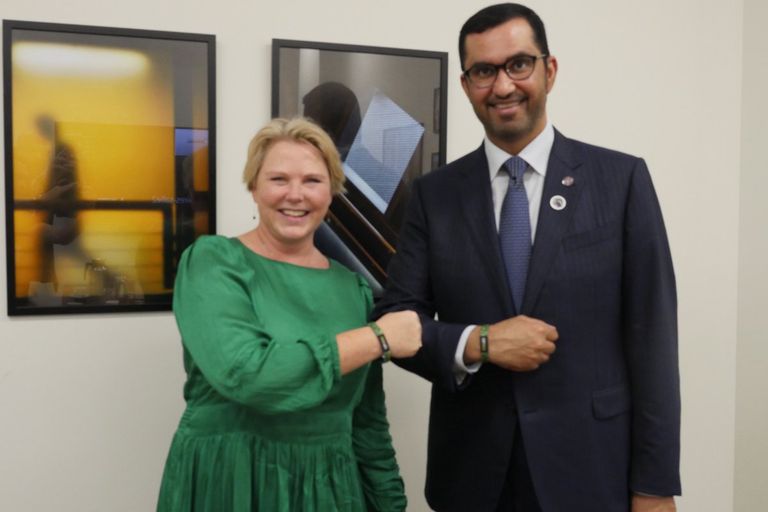 الدكتور سلطان بن أحمد الجابر الرئيس المعين لمؤتمر الأطراف COP28 وآن بيات وزيرة التنمية الدولية النرويجية الدكتور سلطان بن أحمد الجابر