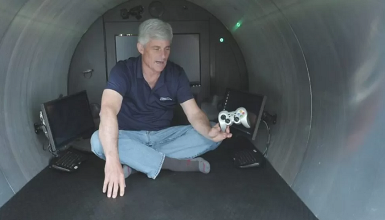 رئيس الشركة المفقود يعرض أداة التحكم في الغواصة رئيس الشركة المفقود يعرض أداة التحكم في الغواصة