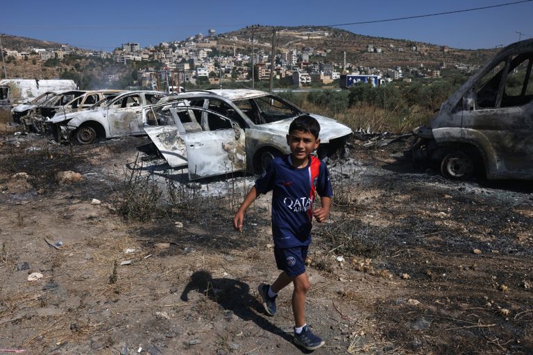 سيارات محترقة في اللبن الشرقية بالضفة