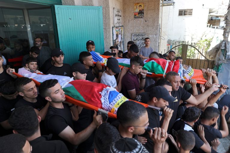 سيارات محترقة في اللبن الشرقية بالضفة