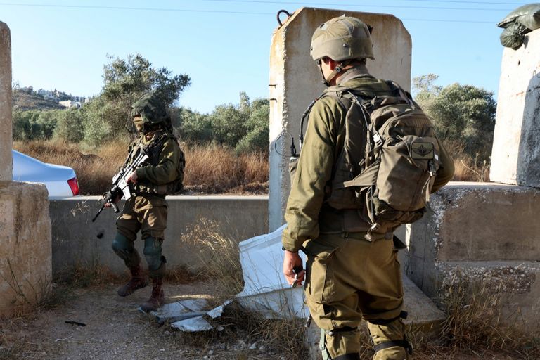 سيارات محترقة في اللبن الشرقية بالضفة