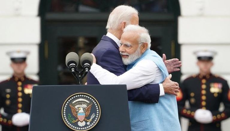 بايدن في حضن رئيس الوزراء الهندي- رويترز
