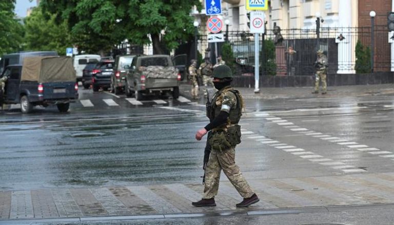 عناصر من مجموعة فاغنر في محيط مقر المنطقة العسكرية الجنوبية بمدينة روستوف