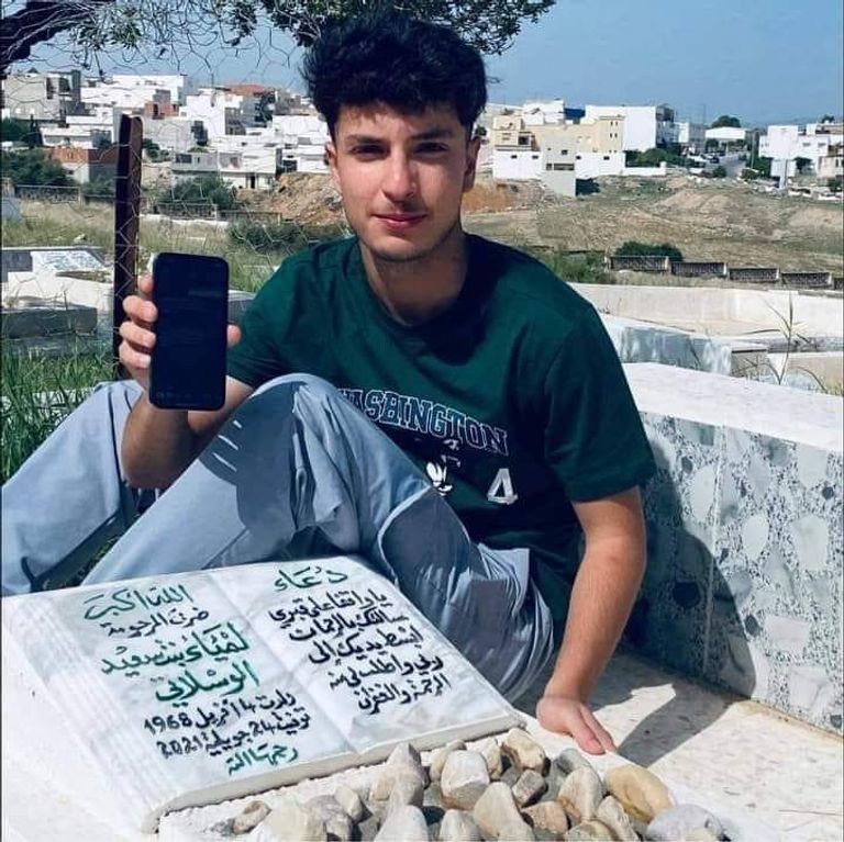 الطالب التونسي بجانب قبر والدته