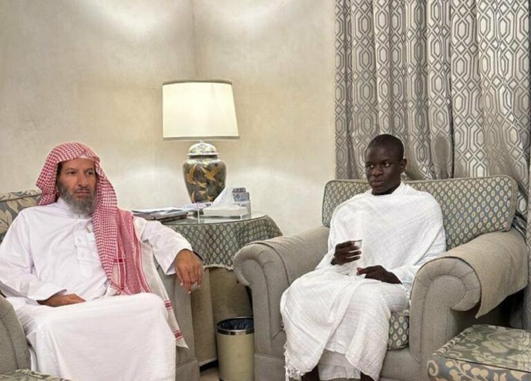 نغولو كانتي مع الشيخ سعد الشثري إسماعيل بن ناصر لاعب وسط ميلان