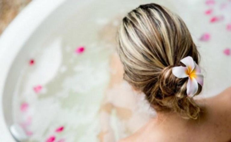 يعتبر حمام الحليب مناسباً للبشرة الحساسة والمجهدة