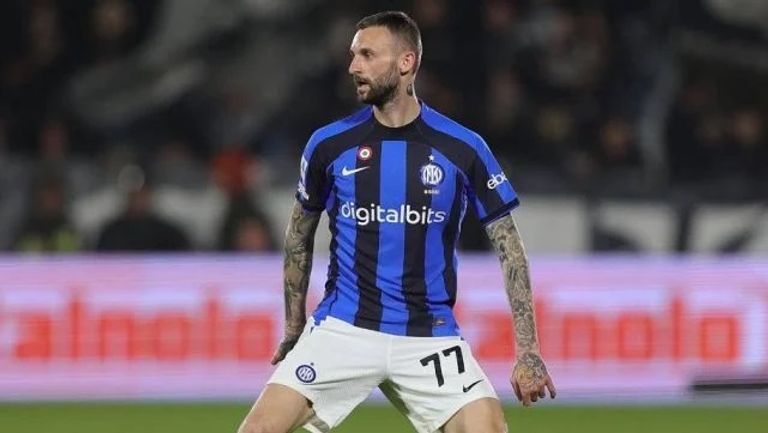 مارسيلو بروزوفيتش إلكاي غوندوغان يحمل قميص برشلونة