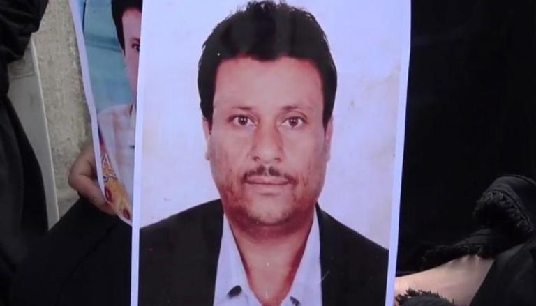 عائلة مختطف يمني في سجون الحوثي ترفع صورته خلال فعالية احتجاجية - أرشيفية