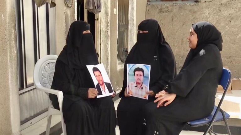 عائلة مختطف يمني في سجون الحوثي ترفع صورته خلال فعالية احتجاجية - أرشيفية