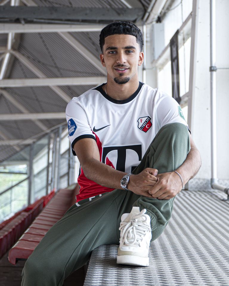 زيدان إقبال زيدان إقبال لاعب مانشستر يونايتد السابق