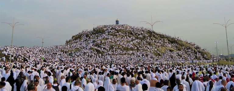 المسلمون على جبل عرفات