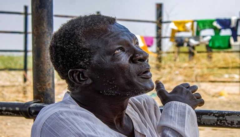 سوداني ينظر إلى مخيم للنازحين بالصوار، على بعد حوالي 15 كيلومترًا شمال ود مدني