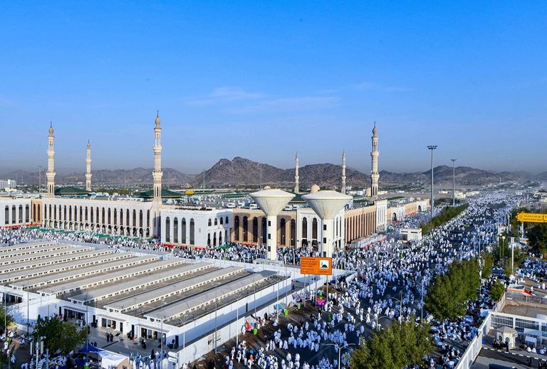 مشعر عرفات يكتسي باللون الأبيض