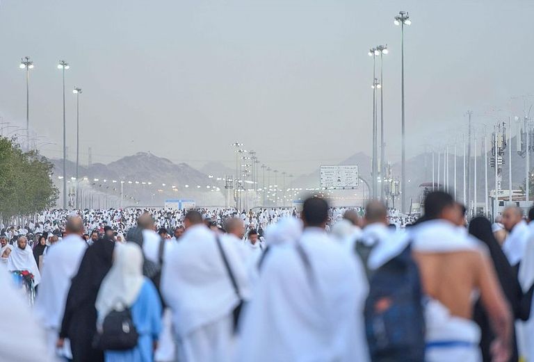 مشعر عرفات يكتسي باللون الأبيض