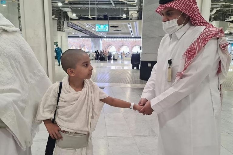 طفل يؤدي مناسك الحج