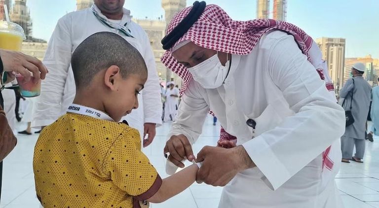 طفل يؤدي مناسك الحج