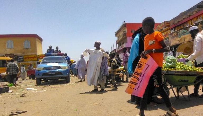 سودانيون في أحد الأسواق - الفرنسية